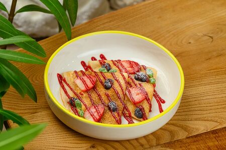 Блинчики с ягодой и кремом маскарпоне