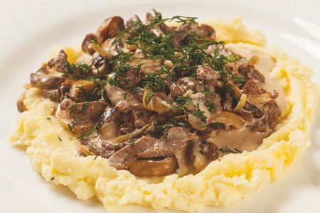 Бефстроганов с белыми грибами