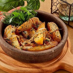 Жареный картофель с грибами и специями