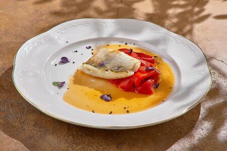 Филе судака с печеным перцем и травами