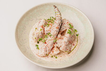 Клешня камчатского краба в соусе шампань