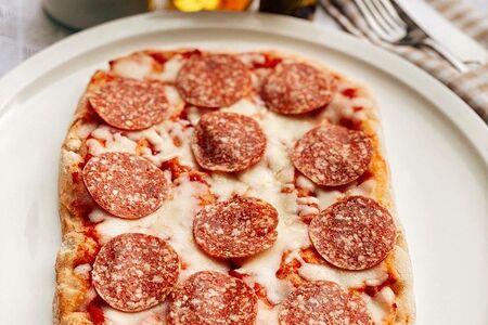 Пицца с колбасой Пепперони