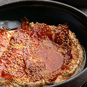 Горячий хумус с обжаренным кунжутом