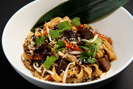 Вок с говядиной терияки на лапше