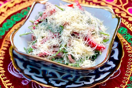 Салат из языка и рукколы с ореховым соусом