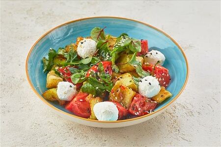 Салат с хрустящими баклажанами и творожным сыром