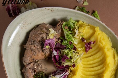 Ножка кролика с картофельным пюре