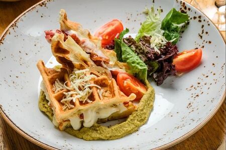 Вафельный гриль сендвич с беконом и тапенадой