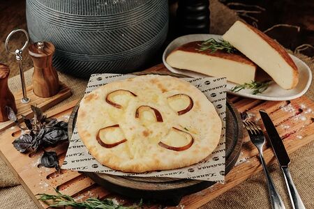 Хачапури с копченым сыром сулугуни