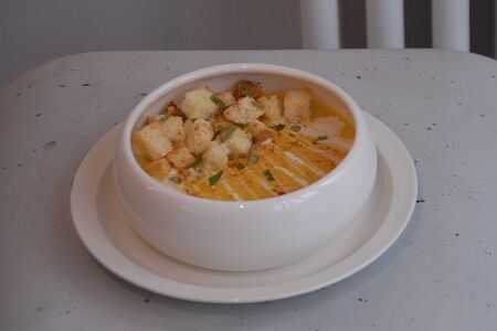 Тыквенный суп с руккольным песто и гренками 