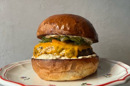 Бургер с мраморной говядиной, сыр чеддер, маринованный огурчик