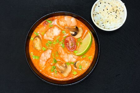 Том ям с морепродуктами