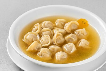 Мини-пельмени в бульоне