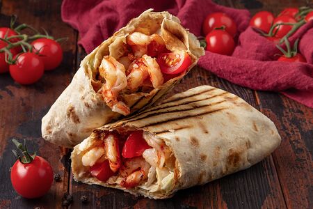 Бурум цезарь с креветками в армянском лаваше