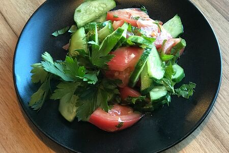 Салат из свежих овощей с зеленью