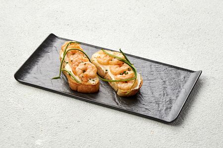 Брускетты с креветками