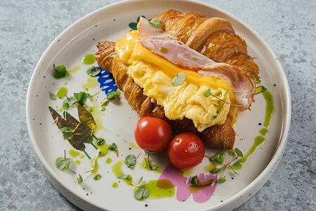 Утренний круассан со скремблом и беконом