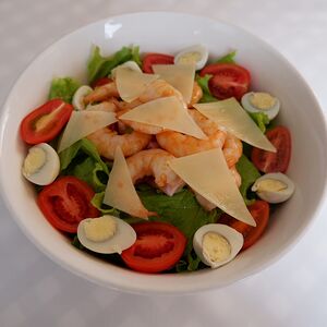 Салат Цезарь с креветками