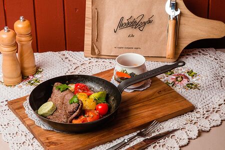 Отбивная на гриле с овощами и аджикой