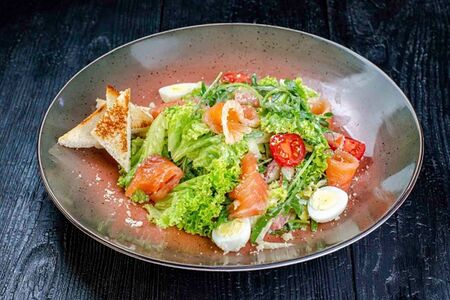 Салат Цезарь с лососем