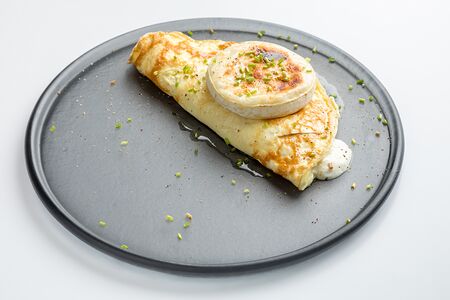 Французский омлет с сыром бри