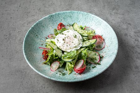 Летний салат с яйцом пашот