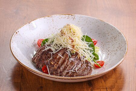 Теплый салат с говядиной