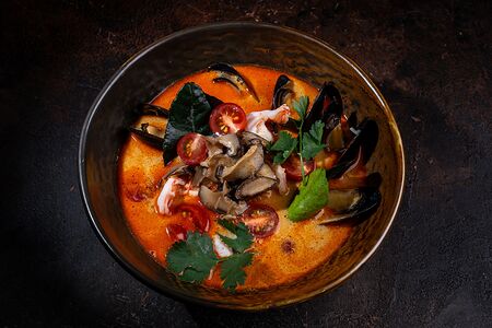 Том-ям с мидиями и креветками