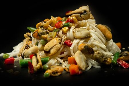 Вок с мидиями