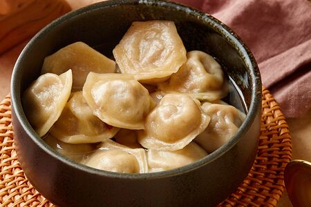 Пельмени с говядиной с чесночным соусом