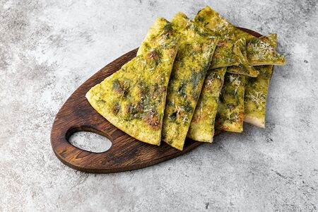 Фокачча с пармезаном и соусом песто