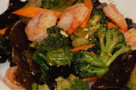 Салат из брокколи с креветками