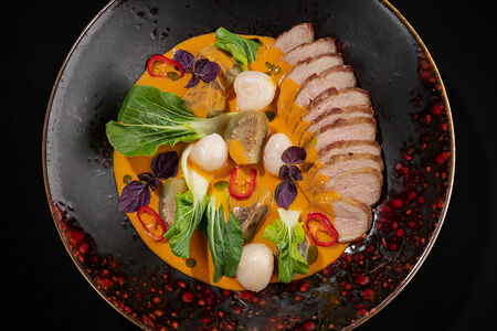 Красное карри с уткой, личи и бок-чой