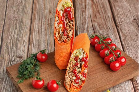 Шаурма в сырном лаваше с курицей