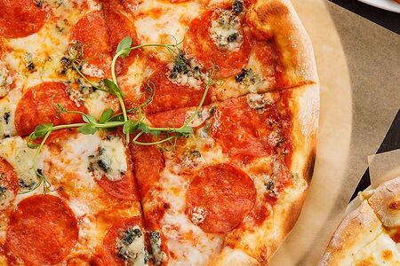 Пицца с пепперони и голубым сыром