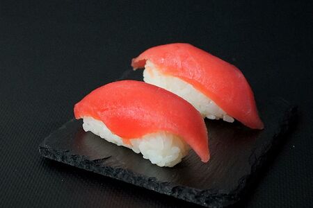 Суши с тунцом