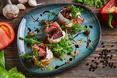 Брускетта с говядиной