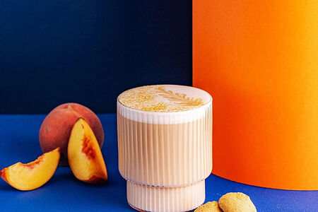 Латте с сиропом Персик с кумкватом и песочным печеньем