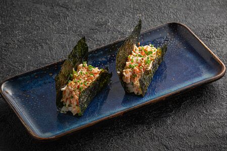 Хенд-ролл с крабом