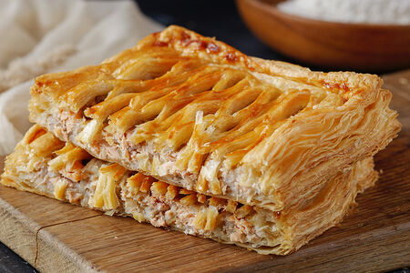 Пирог слоеный с горбушей