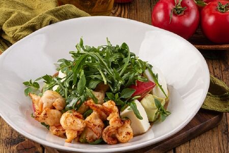 С креветками, авокадо и моцареллой