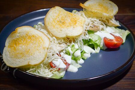 Салат Цезарь с курицей