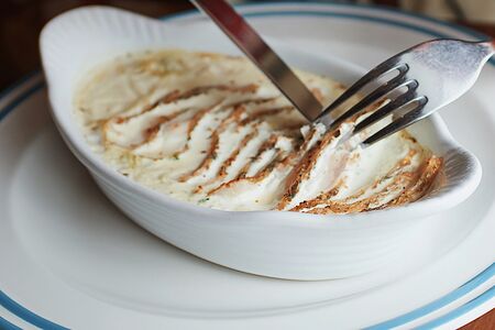 Судак в сливках на подушке из шпината