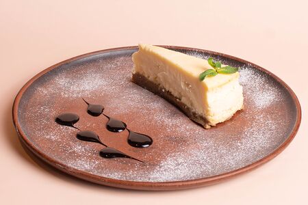 Чизкейк с черничным джемом