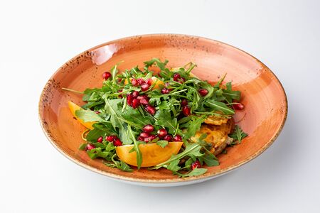 Салат с жареным сыром сулугуни и рукколой