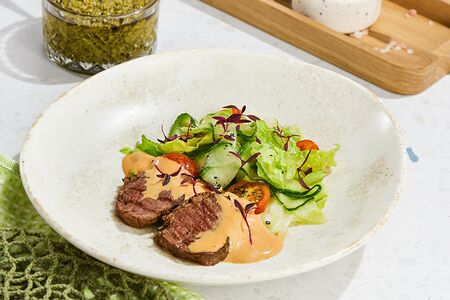 Теплый салат с говяжьей вырезкой