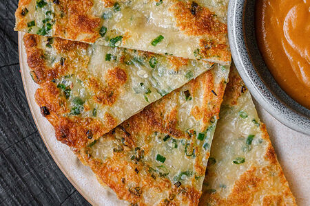 Лепешка с зеленым луком на гриле