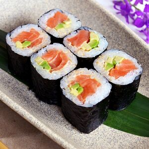 Ролл с лососем и спайси-соусом