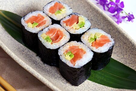 Ролл с лососем и спайси-соусом