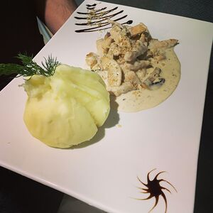 Куриная грудка с орехами и шампиньонами